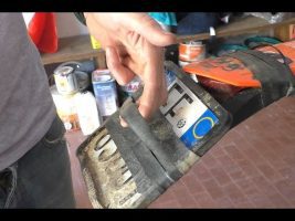 Gli elastici sulla targa della moto