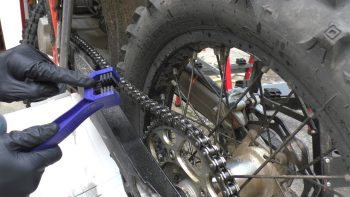 Come pulire la catena della moto